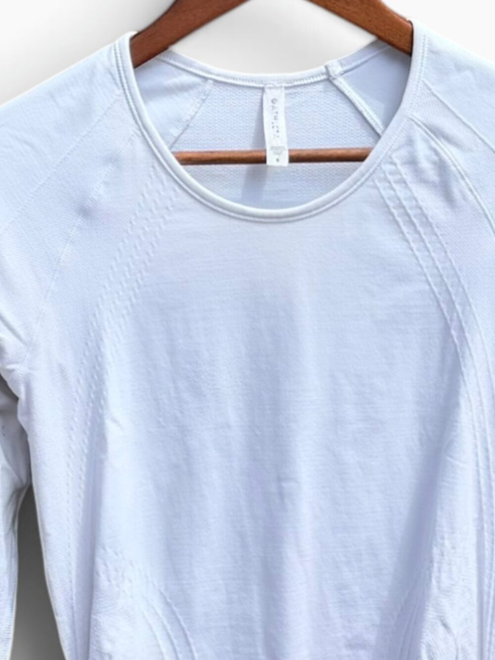 Athleta Momentum Ruched Long Sleeve Top Ruched at Sides Thumbhole Cuffs Small - Picture 2 of 8